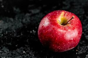 een rood appel Aan de tafel. foto
