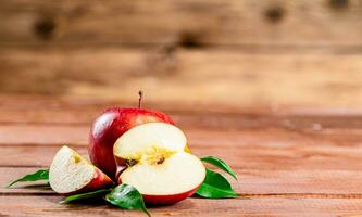 sappig appels met bladeren Aan de tafel. foto