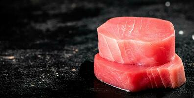 rauw tonijn steaks Aan de tafel. foto
