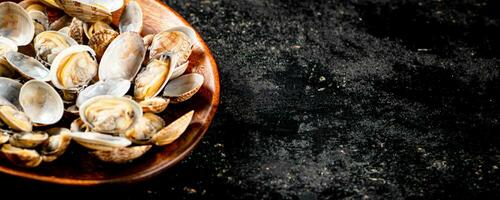 vongole in een bord Aan de tafel. foto