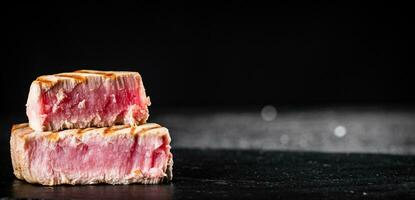 gegrild tonijn steak Aan de tafel. foto