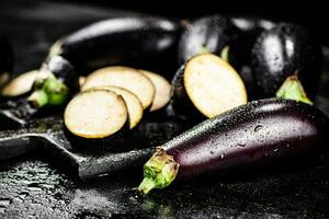 besnoeiing in stukken Aan een snijdend bord van aubergine. foto