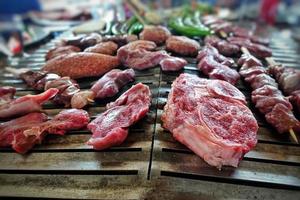 mengsel van rauw vlees op de barbecue foto