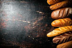 een verscheidenheid van heerlijk brood Aan de tafel. foto