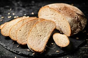 plakjes van vers brood Aan een steen bord. foto