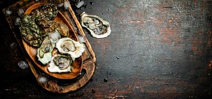 vers oesters met ijs Aan een houten bord. foto