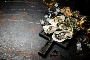 rauw oesters met ijs Aan een snijdend bord. foto