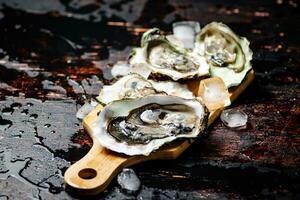 oesters Aan een houten snijdend bord. foto