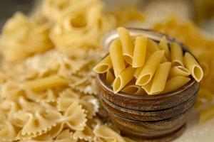 italiaanse ongekookte macaroni pasta