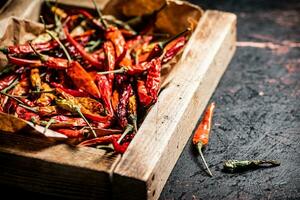 droog Chili paprika's in een houten dienblad. foto