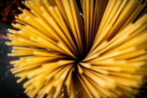 een bundel van droog pasta Aan de tafel. foto