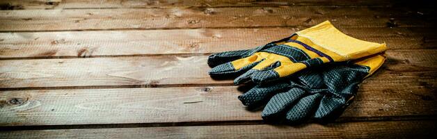 een paar- van bouw handschoenen Aan de tafel. foto