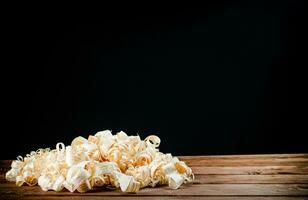 een bundel van hout chips Aan de tafel. foto