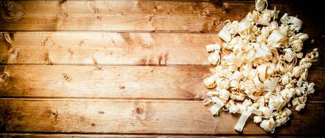 hout chips Aan de tafel. foto