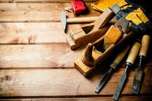 divers werken gereedschap Aan hout Aan de tafel. foto