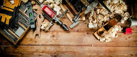 divers werken gereedschap Aan hout Aan de tafel. foto