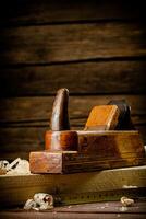 werken hulpmiddel. schaafmachine met houten schaafsel. foto