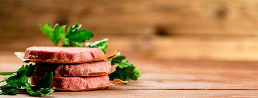 vers rauw hamburger Aan de tafel. foto