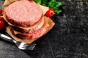 rauw hamburger met tomaten en peterselie. foto