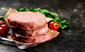 rauw hamburger met tomaten en peterselie. foto