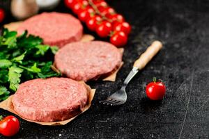 rauw hamburger met tomaten en peterselie. foto