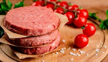 rauw hamburger met tomaten. foto