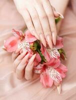 elegant pastel roze natuurlijk manicuren. foto