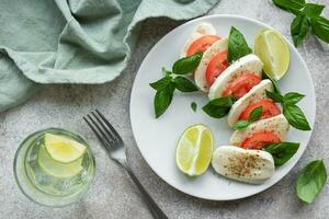 caprese salade met tomaten, mozzarella en basilicum. foto