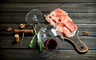 Spaans ham met rood wijn en noten. foto