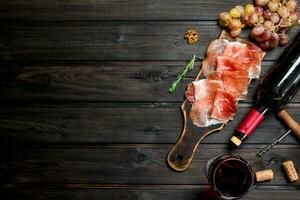 traditioneel Spaans ham met rood wijn. foto