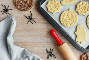 voorbereiding van feestelijk koekjes voor bakken in de oven. foto