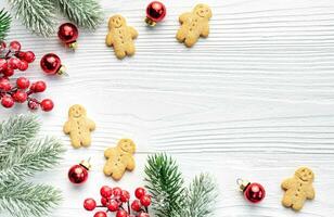 Kerstmis peperkoek koekjes, decoraties met Kerstmis boom foto