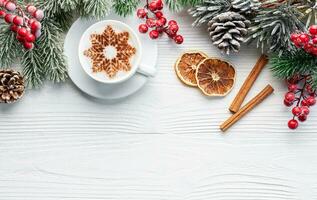 kop van koffie met Kerstmis decoraties foto