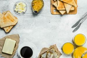 ontbijt. geroosterd brood, koffie met oranje sap en jam. foto