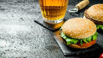 hamburgers en bier in een glas. foto