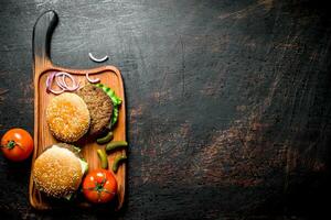 hamburgers met augurken en tomaten. foto