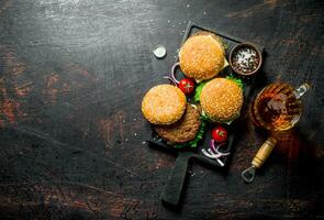 hamburgers met bier en specerijen. foto