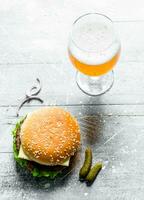 hamburger met bier in een glas. foto