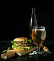 hamburger met bier. foto