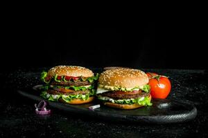 hamburgers met rundvlees, tomaten en kaas. foto