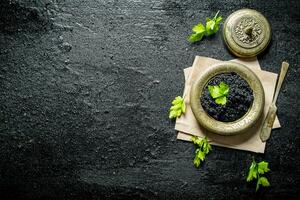 zwart kaviaar in een kom met peterselie. foto