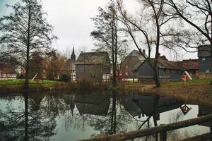 oude Duitse huizen in de buurt van het meer foto