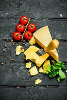 Parmezaanse kaas kaas met tomaten, pijnboom noten en munt bladeren. foto