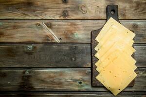 dun plakjes van kaas Aan de snijdend bord. foto