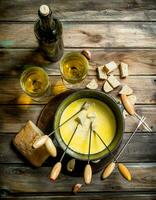 heerlijk fondue kaas met brood plakjes en wit wijn. foto