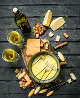 heerlijk fondue kaas met wit wijn. foto