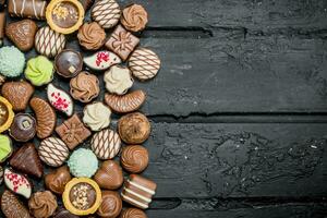 verscheidenheid van chocola snoepjes. foto