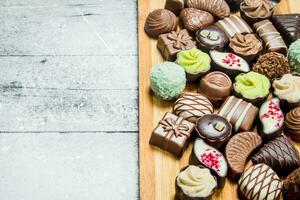 divers chocola snoepgoed Aan de bord. foto