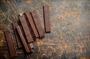 chocola wiggen Aan houten achtergrond. foto