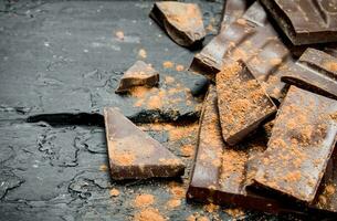 chocola plakjes besprenkeld met cacao poeder. foto